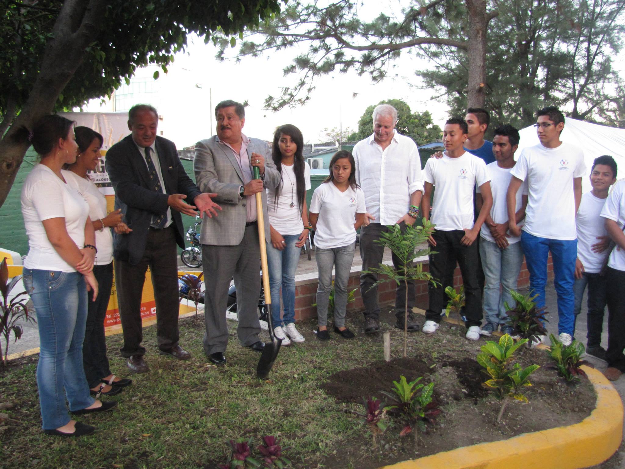 Red mundial de escuelas para el encuentro
                        width=